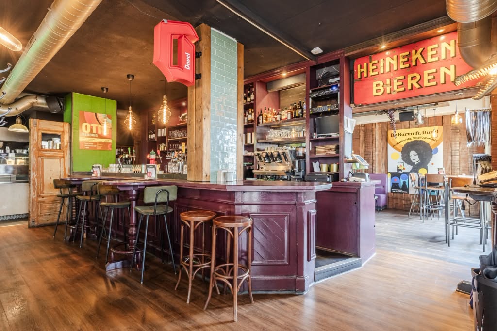 De bar van Café & Tapas De Buren