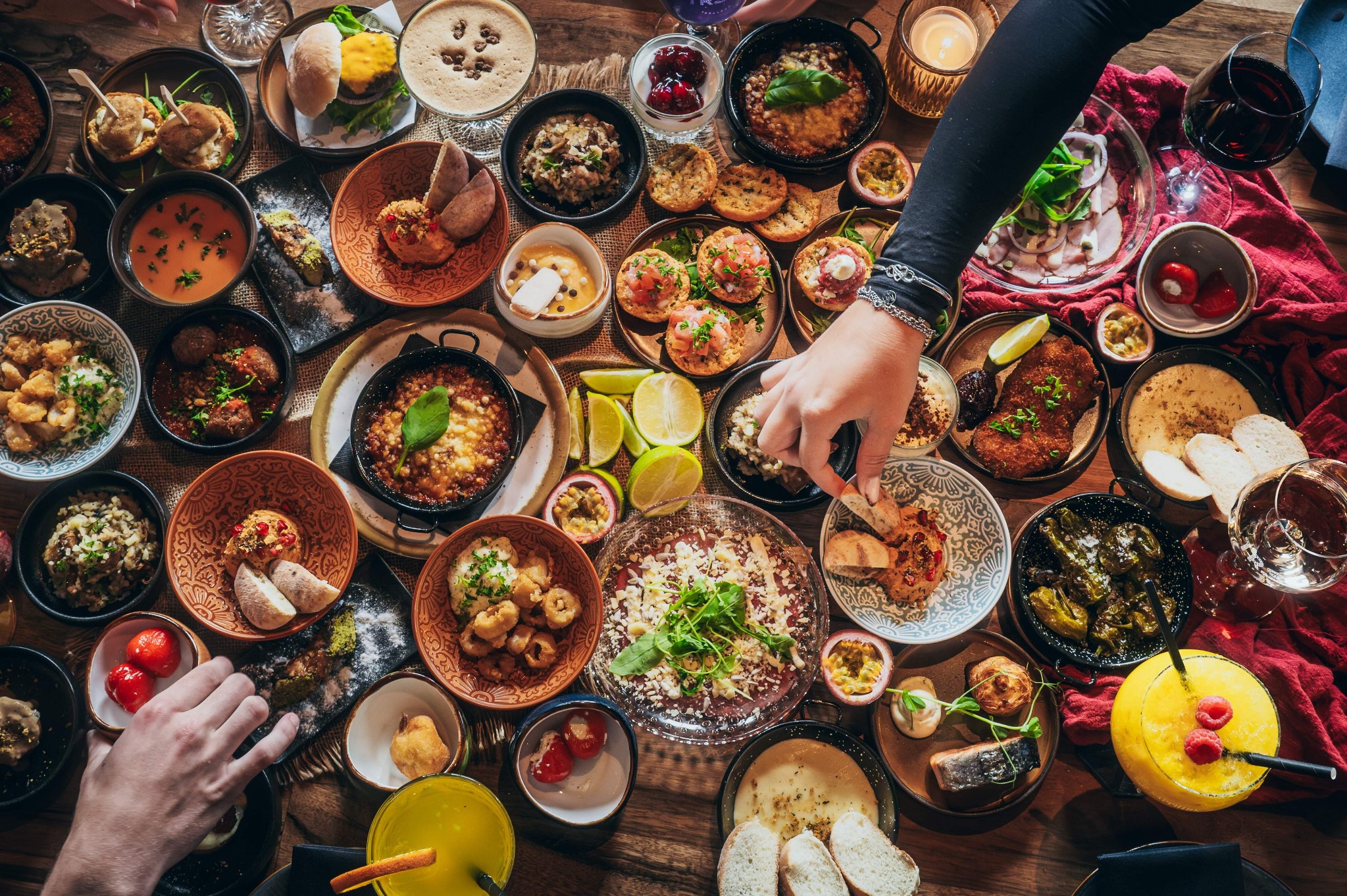 Een tafel vol verschillende tapas