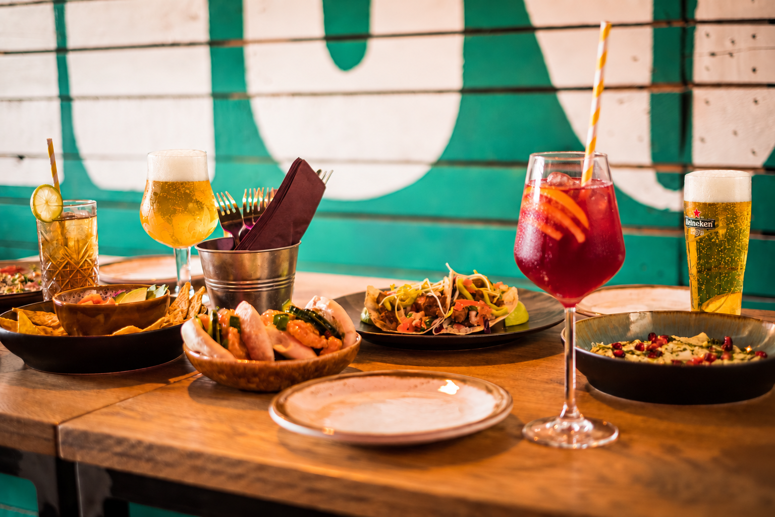 Tapas en kleurrijke drankjes aan tafel